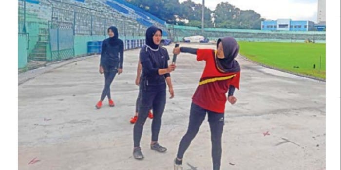 MAKSIMALKAN KEJUARAAN: Atlet PASI Kota Malang nomor lari estafet menjalani latihan teknik di Stadion Gajayana, Kota Malang, pekan lalu.