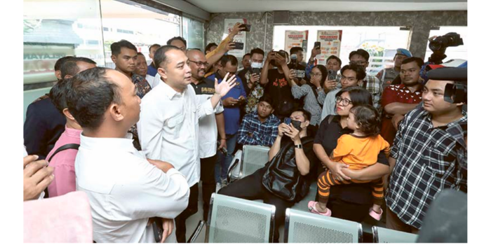 KAWAL KASUS: wali kota Surabaya Eri Cahyadi mendampingi korban penahanan ijazah yang melapor ke Polres Pelabuhan Tanjung Perak kemarin.
