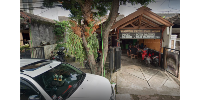 Selalu ramai, beberapa pelanggan sedang menyantap di Pecel Pak Awik. (TANGKAPAN LAYAR GOOGLE)