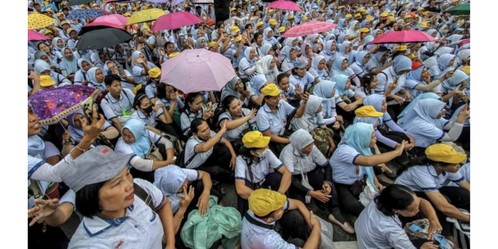 Karyawan PT Sritex terakhir melakukan kerja di perusahaannya di Sukoharjo, Jawa Tengah, Jumat (28/2/2025). (Photo by DIKA / AFP)