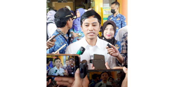 Wakil Menteri Kesehatan Dante Saksono Harbuwono menjawab pertanyaan wartawan saat   mengunjungi Pukesmas Janti di Kecamatan Sukun (17/4/2025) (DARMONO/RADAR MALANG).