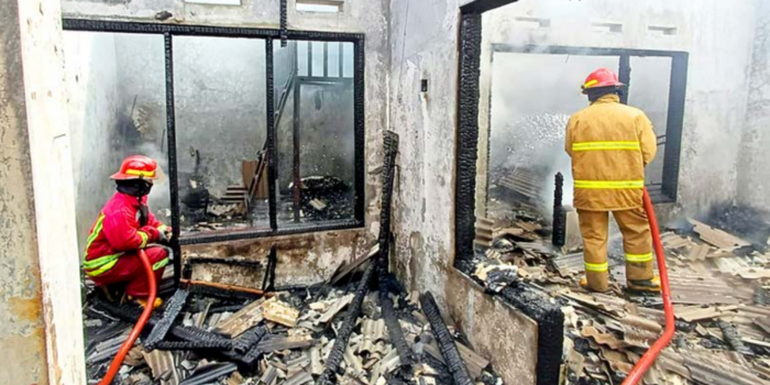 Tim Damkar Kabupaten Malang   berusaha memadamkan api yang membakar rumah milik Yuni Susanto Melasari di Jalan Flamboyan Desa Pakisaji (17/4/2025) (DAMKAR KABUPATEN MALANG FOR RADAR MALANG).