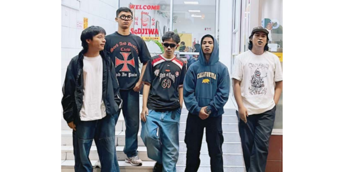 TEMBUS MANCANEGARA: Para Personel Band Keep It Real berfoto bersama, beberapa waktu lalu (KEEP IT REAL FOR RADAR MALANG).