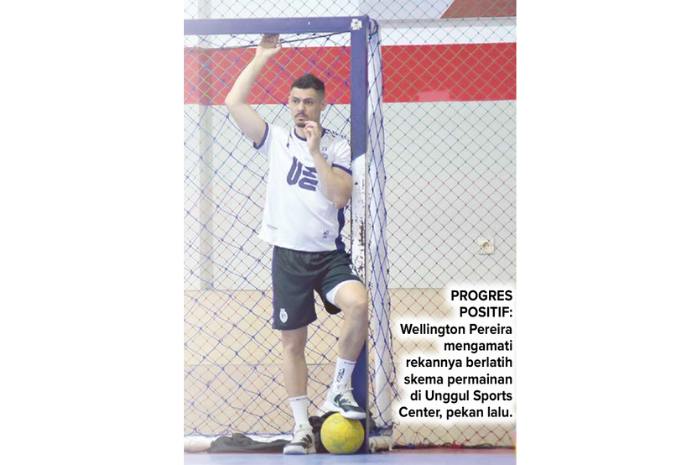 PROGRES POSITIF: Wellington Pereira mengamati rekannya berlatih skema permainan di Unggul Sports Center, pekan lalu. (MO UNGGUL FC MALANG FOR RADAR MALANG)