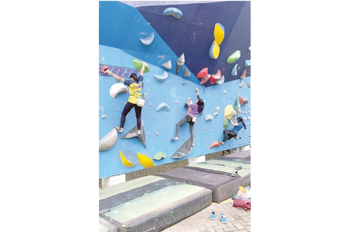 BERPRESTASI: Atlet Panjat Tebing Kota Malang berusaha menaklukkan wall climbing di Politeknik Negeri Malang, beberapa waktu lalu. (PANJAT TEBING KOTA MALANG FOR RADAR MALANG)