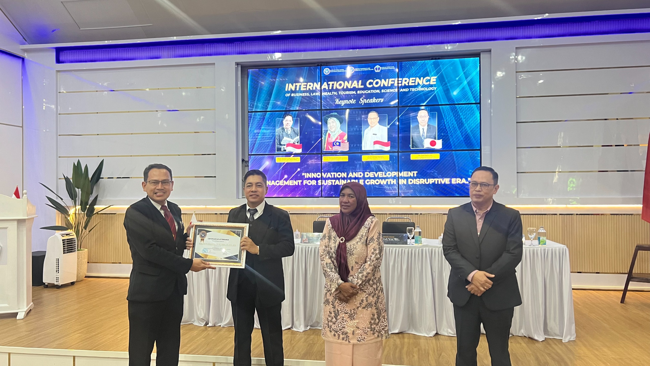 PENGHARGAAN: Ketua Sekolah Tinggi Teknik Multimedia Internasional Dr Wincoko menyerahkan piagam kepada Assoc Prof Dr Anas Firman Adi dalam konferensi  ICONBHTECH di Auditorium STIKES Maharani (17/4).