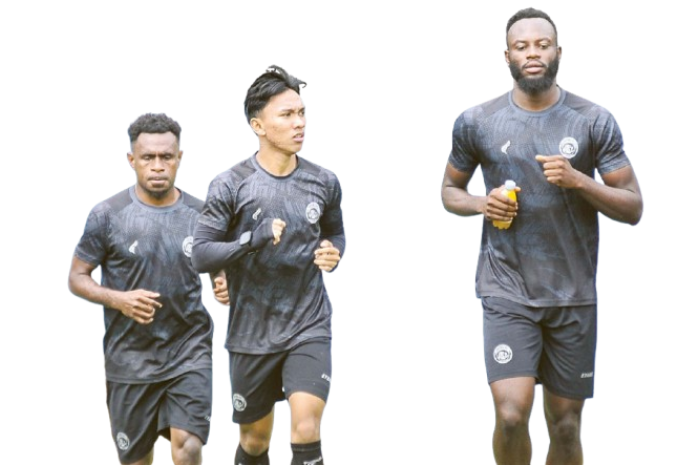 HARUS TAJAM: Dari kiri, Samuel Balinsa, Arkhan Fikri, Charles Lokolingoy, menjalani sesi latihan di ARG Soccer Field, Lawang, Rabu lalu (16/4). (MO AREMA FC FOR RADAR MALANG)