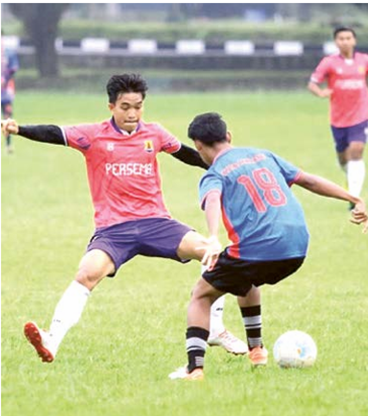 HARUS BERTANDANG: Pemain Persema Malang (kiri) menghadang penggawa Tim Sepak Bola Porprov Kota Malang dalam laga uji coba di Lapangan dirgantara, Pakis, Kamis lalu (17/4). (MO PERSEMA MALANG FOR RADAR