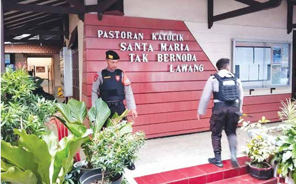 SIAGA PENUH: Petugas bersiaga menghalau ancaman yang berpotensi mengganggu umat Kristiani beribadah kemarin. (POLRES MALANG FOR RADAR KANJURUHAN)