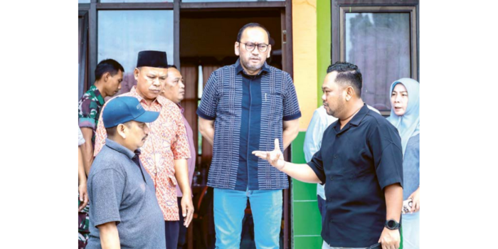 Bupati Gresik Fandi Akhmad Yani (kanan) dan Sekjen Kemensos Robben Rico (tengah) meninjau persiapan fasilitas untuk Sekolah Rakyat kemarin (DOKUMEN JAWA POS).