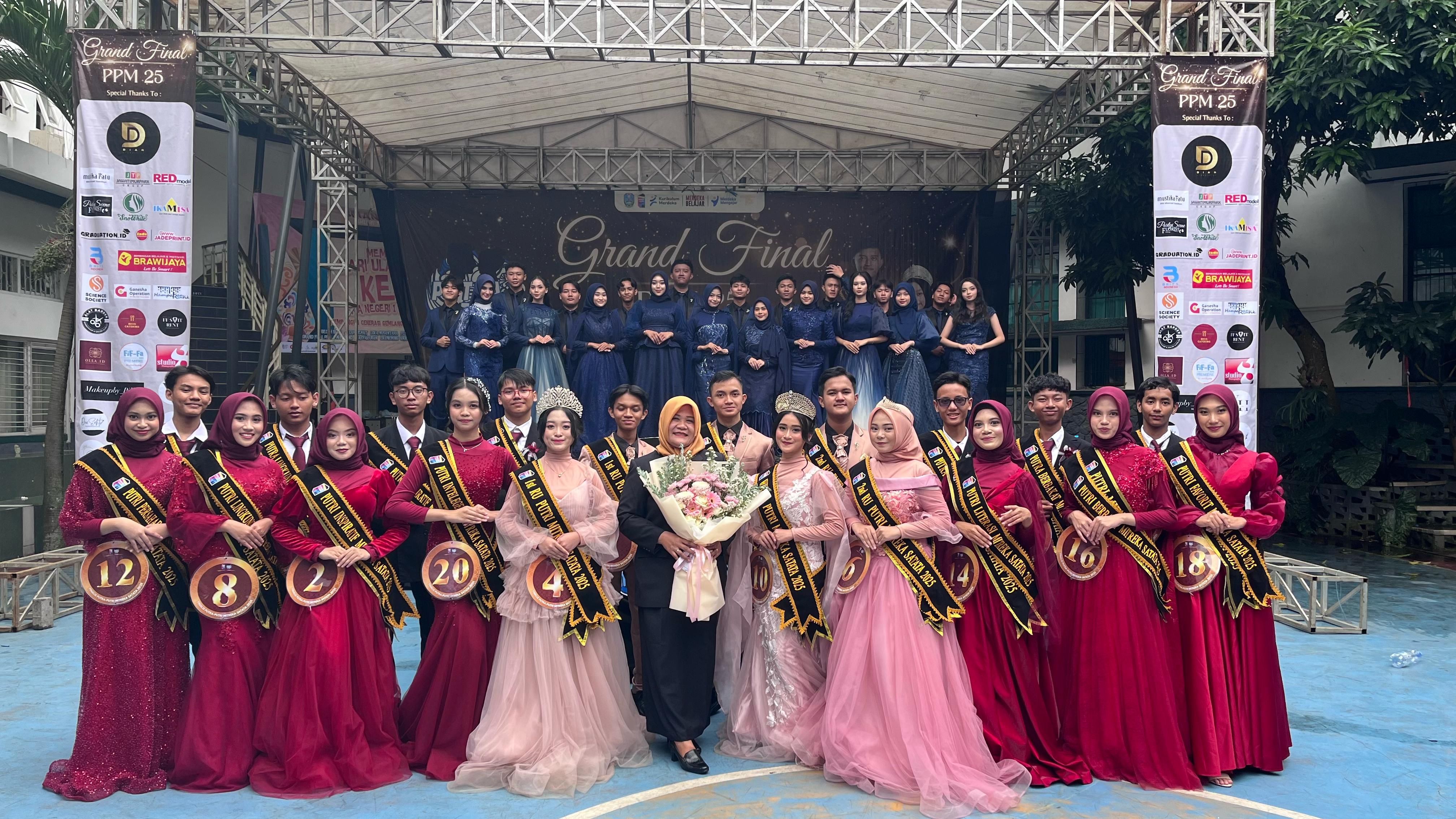 BANGGA: Foto bersama Humas SMAN 1 Malang Ratnawati SPd (tengah) dengan Putri Mitreka Satata (PPM) 2025 saat Puncak Perayaan HUT ke-75 SMAN 1 Malang, Kamis (17/4)