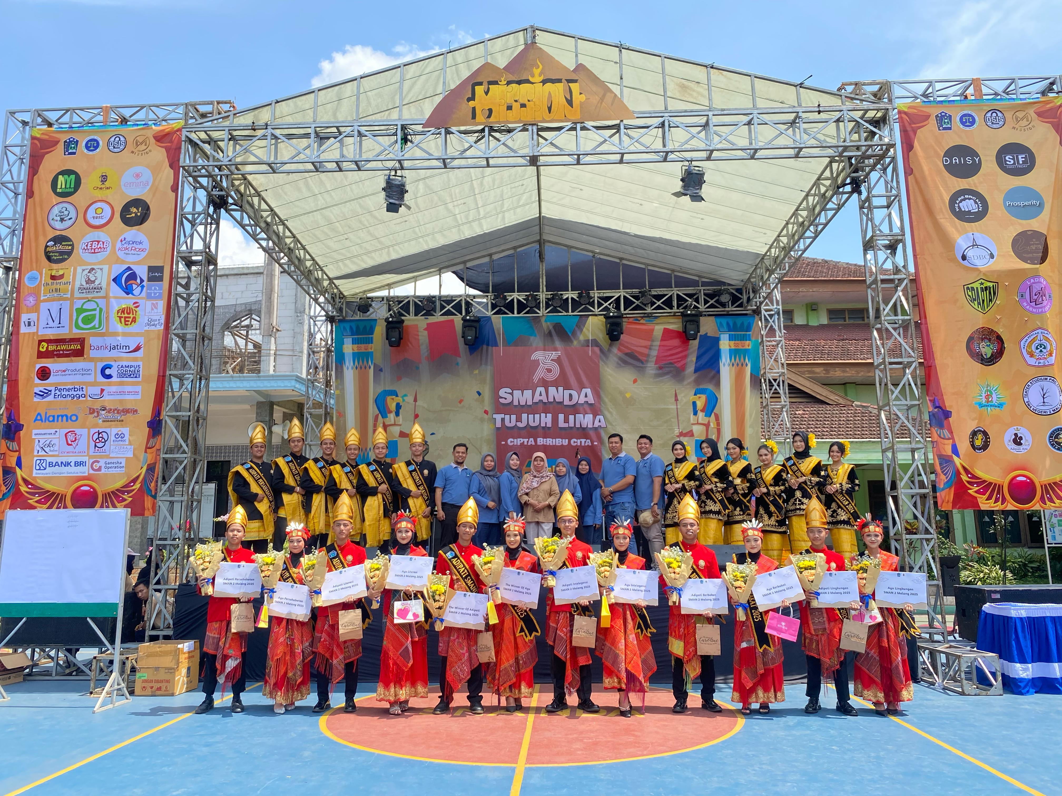 MERIAH: Foto bersama para juara terpilih Adipati Ayu dan Duta SMANDA 2025 saat perayaan ke-75 HUT SMAN 2 Malang, Kamis (17/4).