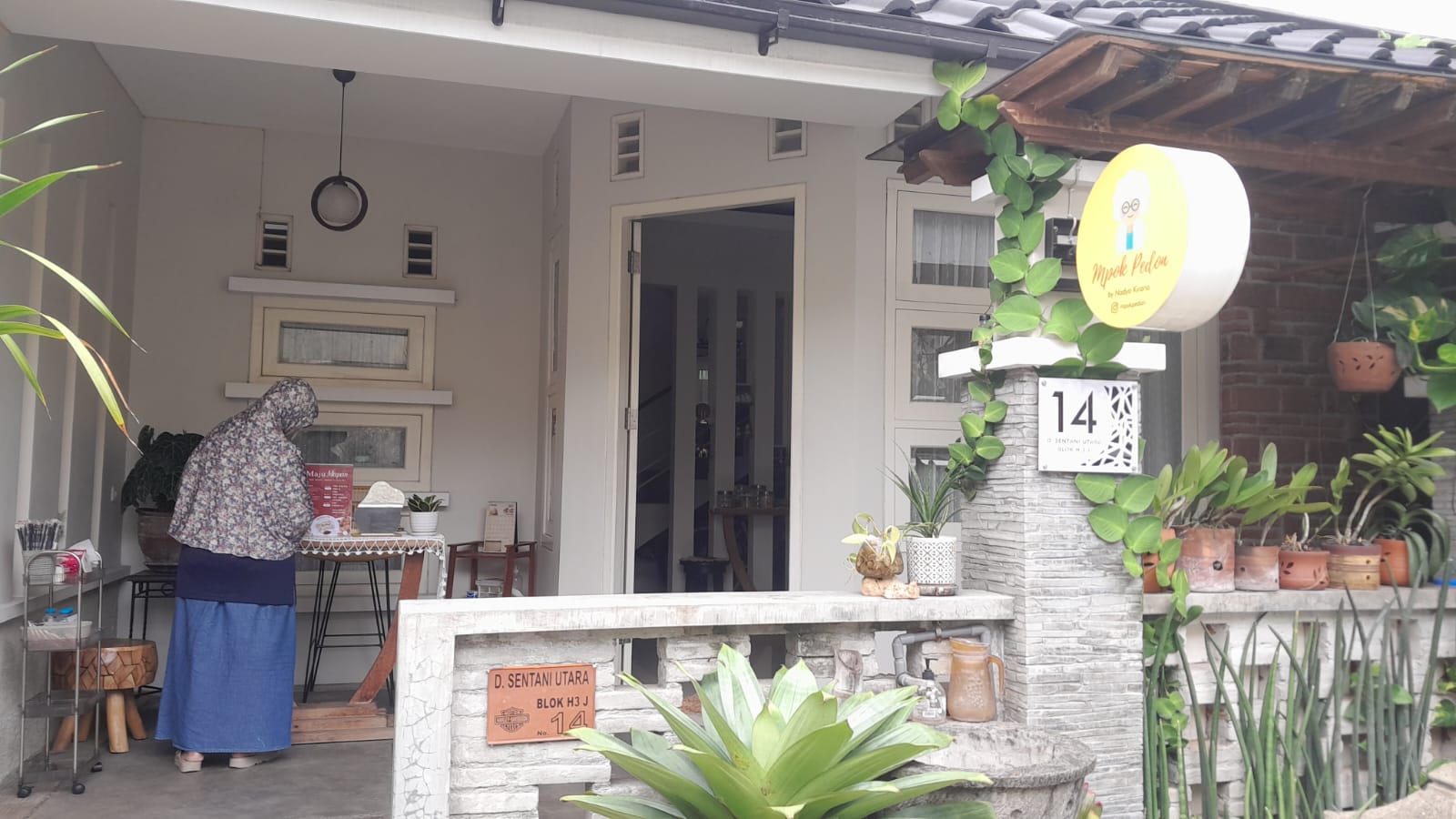 Salah satu pelanggan sedang melihat menu yang ada di Maju Mapan. (RAISYA SEKAR FOR RADAR MALANG)