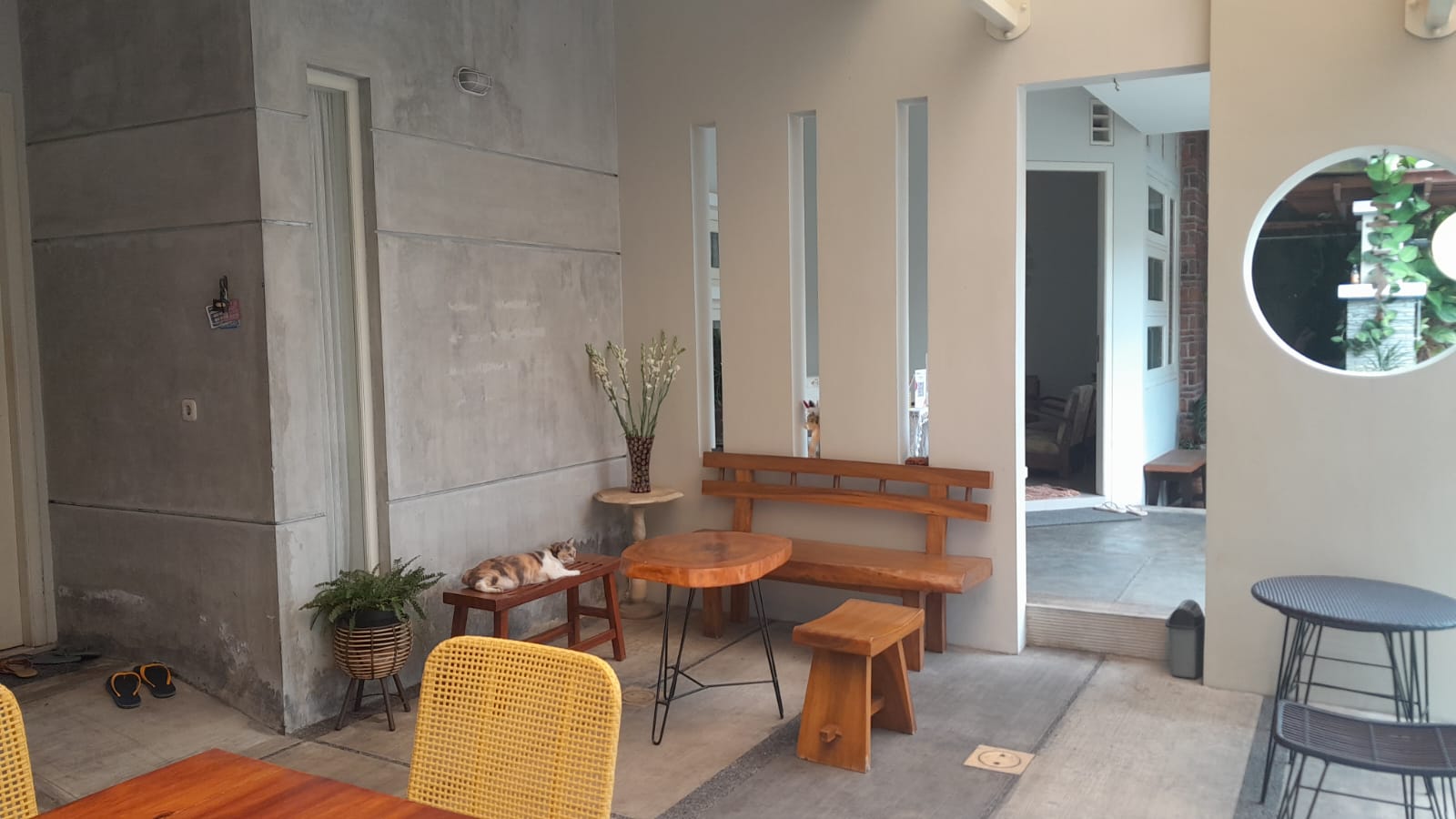 Suasana homey dan nyaman dari kedai Maju Mapan. (RAISYA SEKAR FOR RADAR MALANG)