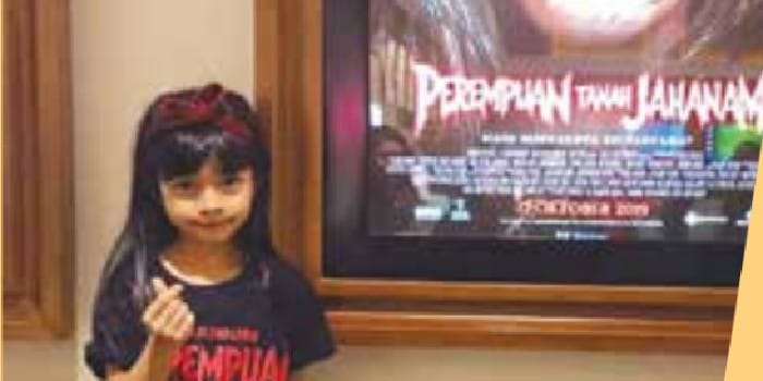 BERBAKAT: Latisya Ayu berpose di depan poster film Perempuan Tanah Jahanam. Dia memerankan masa kecil Tara Basro atau Maya dalam film tersebut.