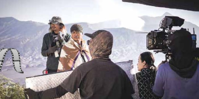 PRODUKSI KARYA: Leo Zainy (dua dari kiri) bersama talent lain beradu akting dalam produksi film bertajuk Kepaten Obor di Taman Nasional Bromo Tengger Semeru (TNBTS), November 2024 lalu.