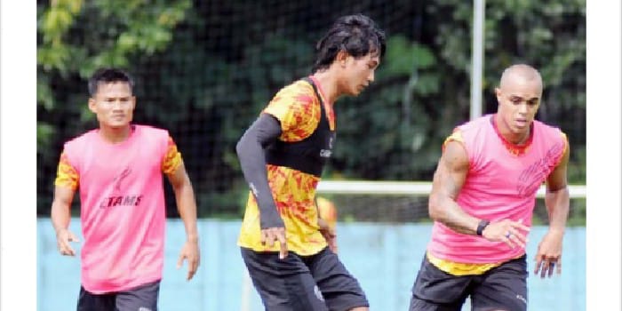 BUGAR: Kapten Arema FC Johan Ahmat Farizi berusaha mengontrol bola dalam sesi latihan di ARG Soccer Field, Lawang, Rabu lalu (16/4).