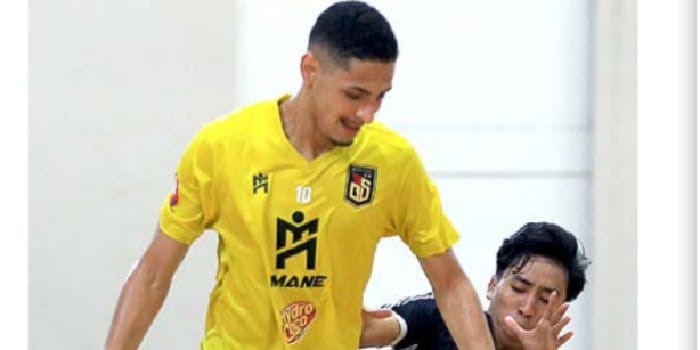 BERKEMBANG: Flank Unggul FC Malang Achmad Vicky Irawan (kanan) menempel ketat pemain asing Black Steel FC Papua Matheus Reis dalam laga uji coba di GOR Pancasila UGM, Kamis lalu (17/4).