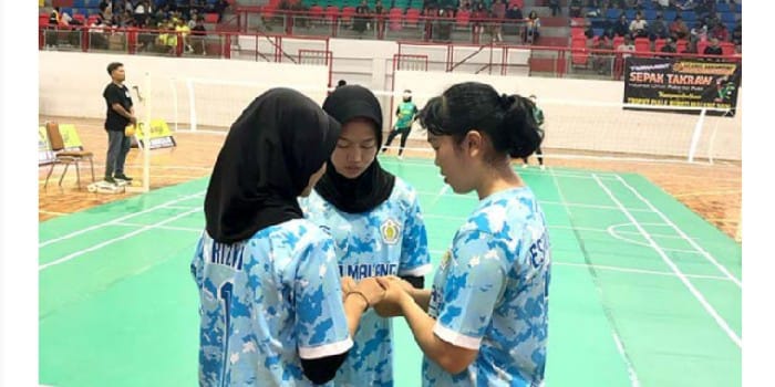 MAKSIMALKAN PERSIAPAN: Atlet Sepak Takraw Putri Kota Malang berdoa sebelum berlaga dalam Kejuaraan Piala Bupati Cup Malang di GOR Indoor Stadion Kanjuruhan bulan Februari lalu.
