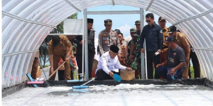 GENJOT PRODUKTIVITAS: Bupati Malang H M. Sanusi (kemeja putih) meninjau hasil panen garam di Pantai Modangan, Desa Sumberoto, Kecamatan Donomulyo beberapa waktu lalu.