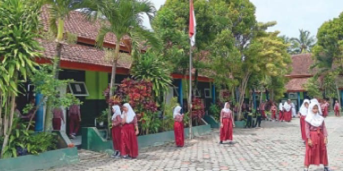 BERSEKOLAH: Siswa-siswi SDN 2 Pakiskembar, Kecamatan Pakis bermain di halaman sekolah.