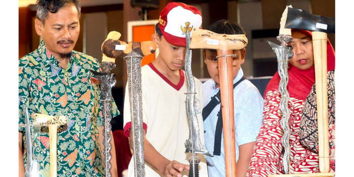 SENJATA EKSOTIS: Para pengunjung Brawijayan Tosan Aji fest 2025 mengamati berbagai keris yang dipamerkan di Gedung Samantha Krida Universitas Brawijaya kemarin (19/4).