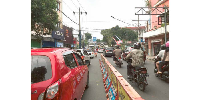 Langganan macet: Pengendara melintas di Jalan Semeru yang terpasang water barrier