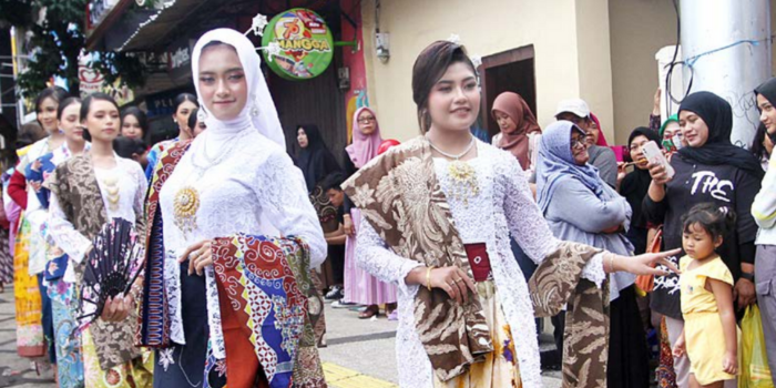 SEDOT PERHATIAN PENGUNJUNG: Ratusan perempuan dari berbagai komunitas ambil bagian dalam event Kartinian Nang Kajoetangan, kemarin. Even itu jadi bagian dari perayaan HUT Ke-111 Kota Malang.