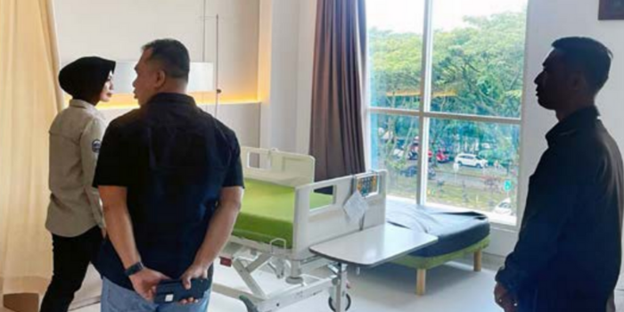 TERUS DIDALAMI: Personel Polresta Malang Kota meninjau lokasi ruangan yang diduga jadi tempat pelecehan seksual, Sabtu lalu (19/4).