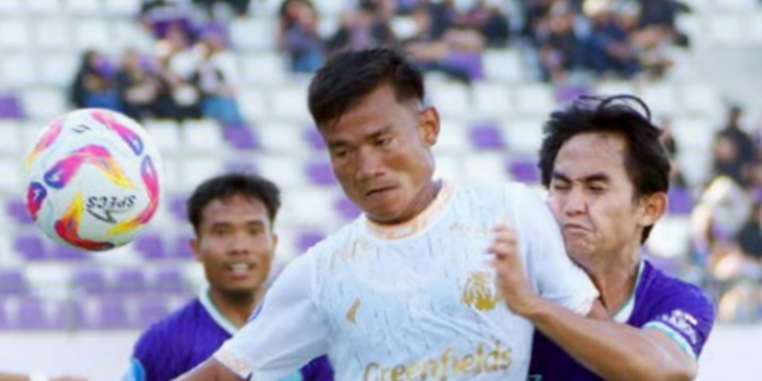 SEMPAT UNGGUL: Winger kanan Arema FC Bayu Setiawan (kanan) dikawal penggawa Persita Tangerang Yardan Yafi dalam pertandingan di Indomilk Arena kemarin sore (20/4).