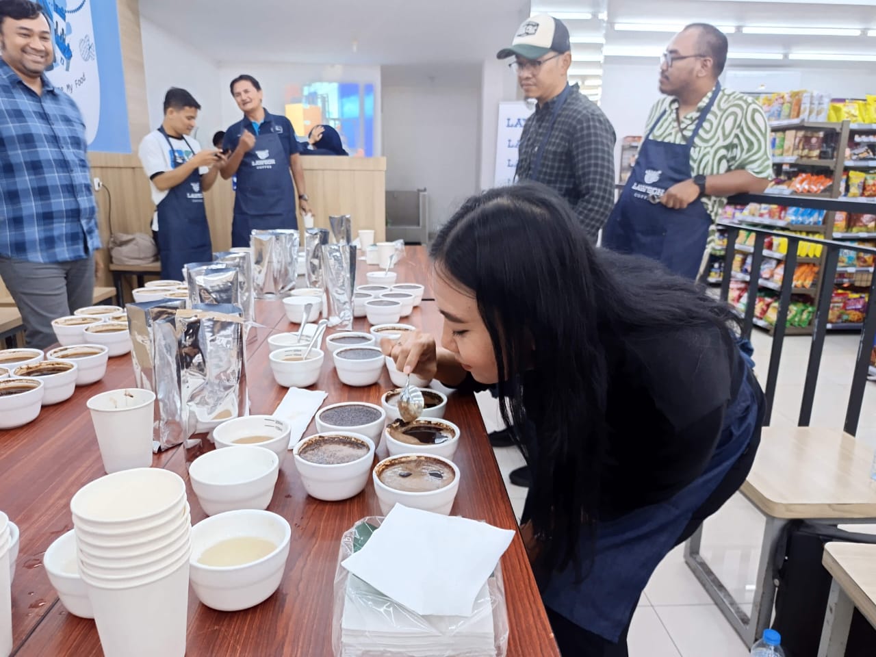 NIKMAT: Lawson mengundang beberapa jurnalis dan influencer media sosial yang tergabung dalam Lawson Buddy ikut dalam cupping kopi di gerai Lawson di Jalan Duren Tiga, Jakarta Selatan, Rabu (16/4).