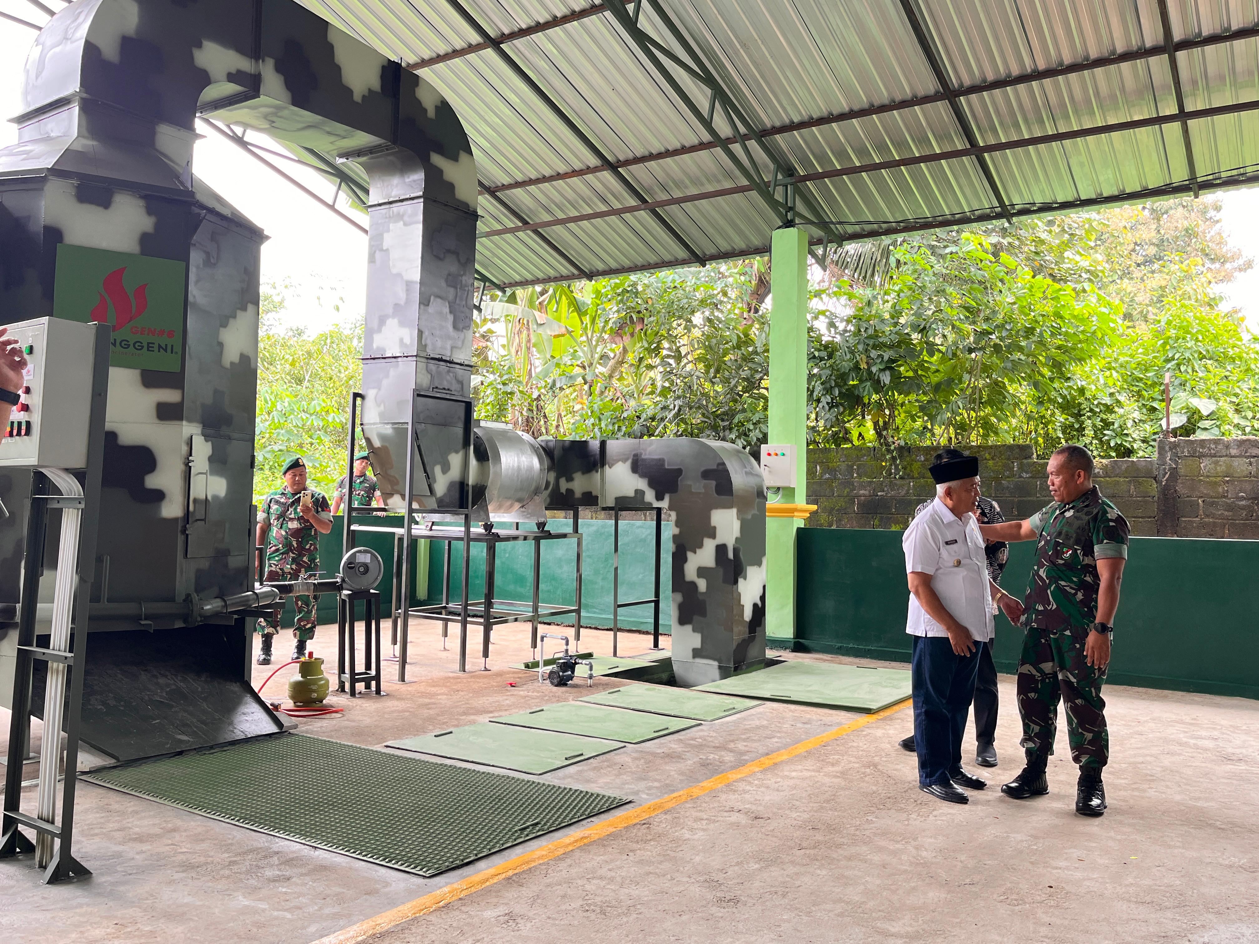 : Pangdivif 2 Kostrad Mayjen TNI Susilo (kanan) berkomunikasi dengan Bupati Malang H M. Sanusi di sela peresmian tempat pengolahan sampah kemarin (20/4)