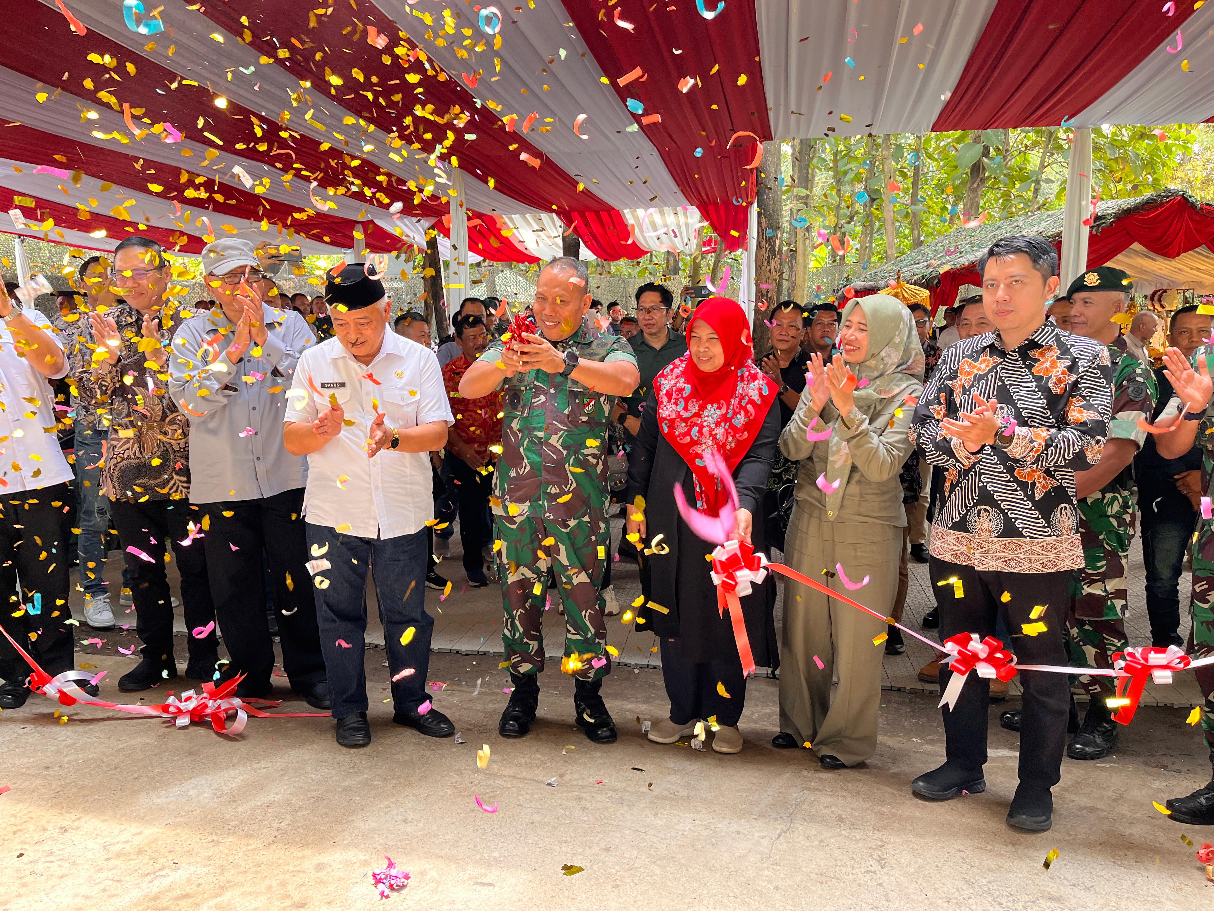 CANGGIH: Pangdivif 2 Kostrad Mayjen TNI Susilo bersama Bupati Malang H M. Sanusi setelah menggunting pita dalam peresmian tempat pengolahan sampah di Madivif 2 Kostrad Singosari kemarin.