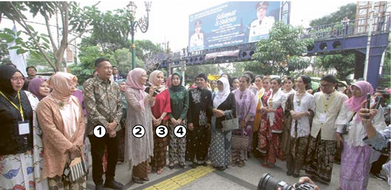 Ketua DPRD Kota Malang Amithya Ratnanggani Siraduhita (2) saat memberikan sambutan peringatan Hari Kartini di koridor Kayutangan Heritage, kemarin (20/4). (SATRIA/RADAR MALANG)