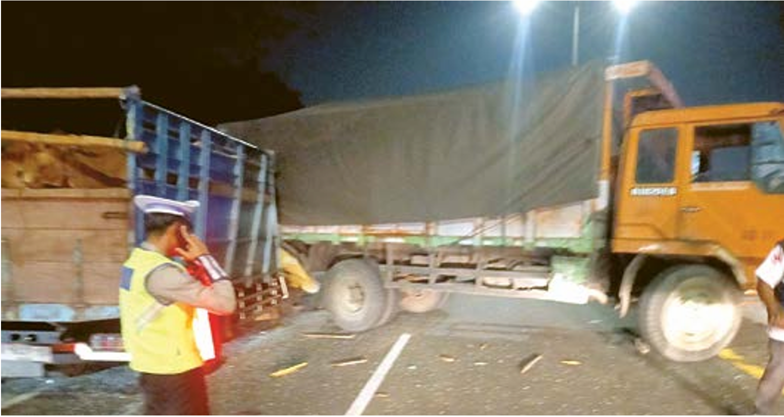 BERKECEPATAN TINGGI: Truk yang terlibat kecelakaan sempat menutup jalur tol sehingga memicu kemacetan pada Sabtu (19/4) malam. (PJR JATIM 2 POLDA JATIM)