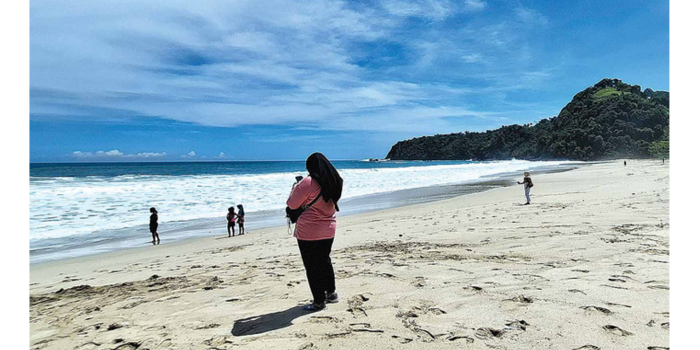 DESTINASI: Para wisatawan menikmati keindahan Pantai Modangan, desa Sumberoto, Kecamatan donomulyo. (BIYAN MUDZAKY HANINDITO/RADAR KANJURUHAN)