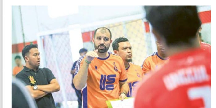BERBAGI ILMU: Pelatih Kepala Unggul FC Malang Joao Almeida menyampaikan evaluasi di hadapan para pemain di Unggul Sports Center, pekan lalu.