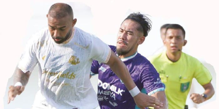 MASIH MUSAFIR: Dalberto Luan Belo (kiri) dikawal ketat center back Persita Tangerang Ryuji Utomo dalam laga BRI Liga 1 pekan ke-29, kemarin.