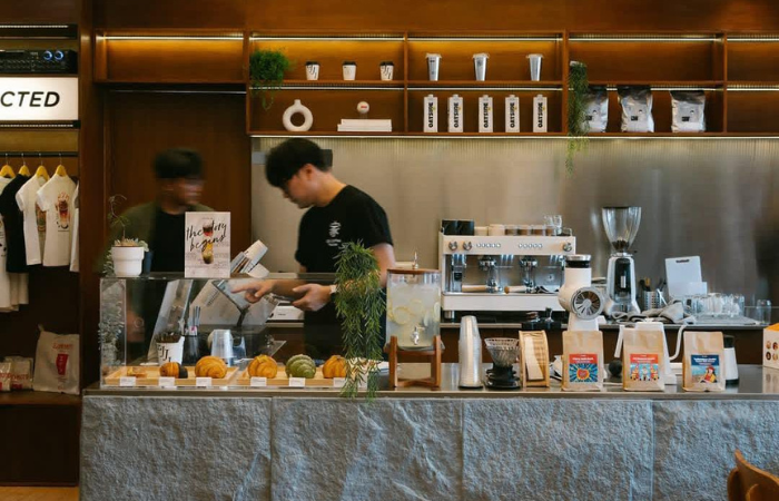 Barista Kafe Ejji yang sedang menyiapkan pesanan (Instagram/ejjihouse.id)