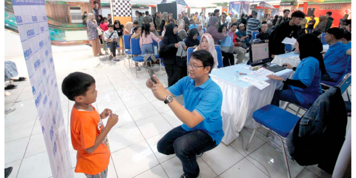 ANIMO TINGGI: Petugas Dispendukcapil Kota Malang memotret seorang anak untuk kebutuhan data KIA di Mal Dinoyo kemarin (20/4) siang.