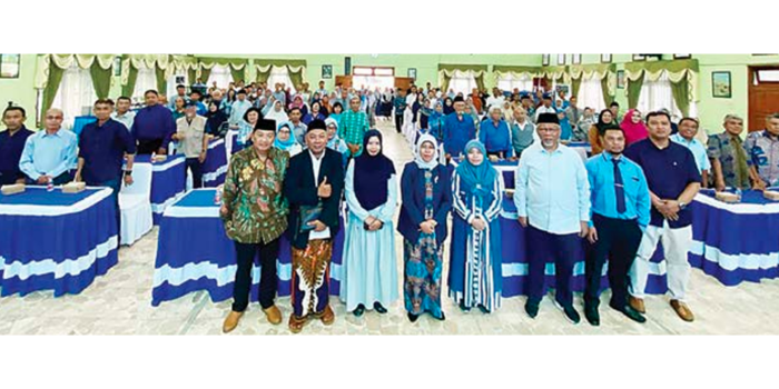 KHIDMAT: Kepala Sekolah Dra Fety Susilawatie MPd (empat dari kiri) dan Ketua Komite Prof Dr H Nur Asnawi MAg (kiri) foto bersama seluruh tamu undangan dalam acara halalbihalal di Aula SMAN 2 Malang.