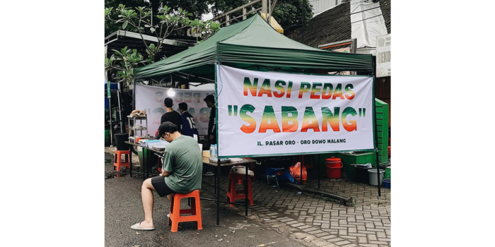 Tampak depan Nasi Pedas Sabang dengan satu pengunjung sedang duduk. (Instagram/nasipedassabang)