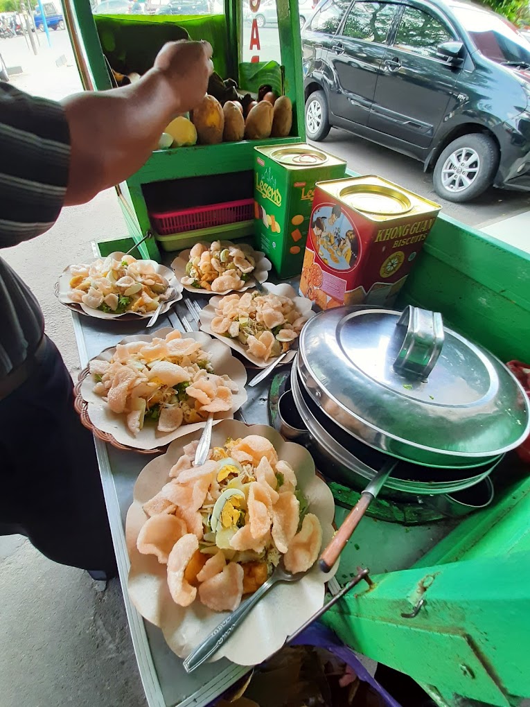 Gado gado cak munia andalan di Kayutangan (E.A.P.).