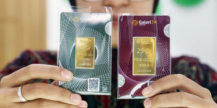 MENINGKAT: Salah satu pegawai Pegadaian Cabang Malang memperlihatkan varian emas 10 dan 25 gram, kemarin (21/4).