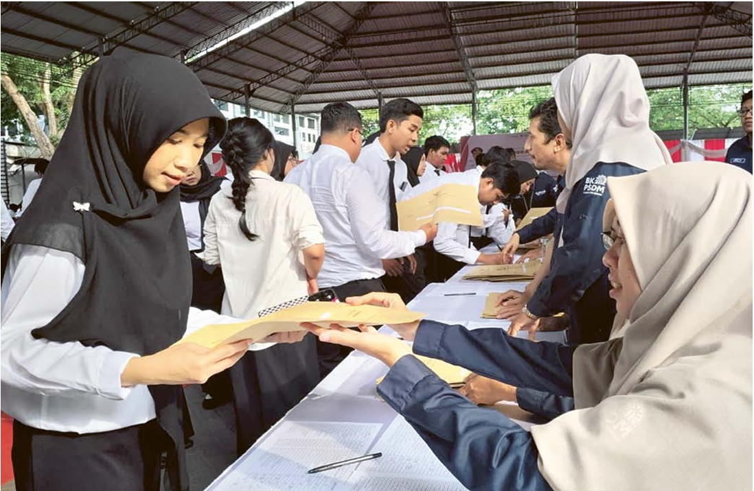 RESMI BERTUGAS: Sebanyak 474 PNS baru Pemkab Gresik menerima Sk pengangkatan kemarin (21/4) pagi. (GALIH WICAKSONO/JAWA POS)