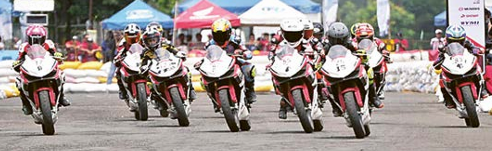 SENGIT DAN SERU: Pembalap dari kelas sport tancap gas selepas start di Sirkuit Stadion Kanjuruhan, Kabupaten Malang. (MPM HONDA JATIM FOR RADAR MALANG)