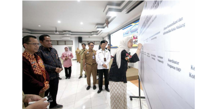 BERI PESAN: Ketua DPRD Kota Malang Amithya Ratnanggani Sirraduhita ikut membubuhkan tanda tangan dalam launching persiapan SPMB 2025 di Kantor Disdikbud,  kemarin (21/4). (SATRIA CAHYONO / RADAR MALA)
