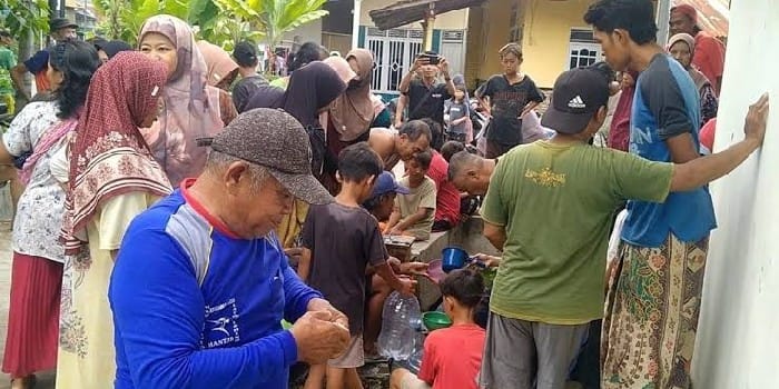 Warga menemukan sumber air yang memancar dari dalam tanah. (Detik.com)