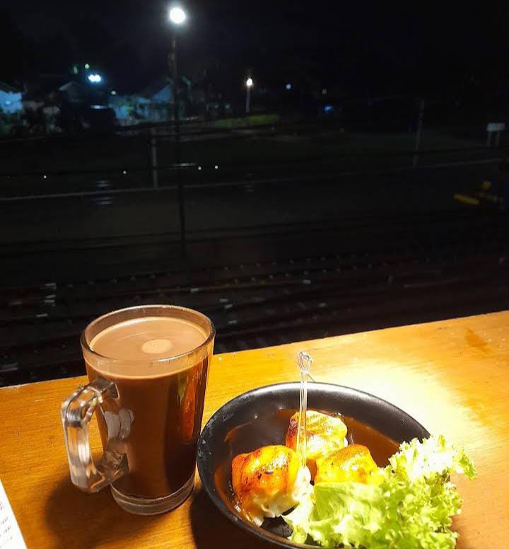 Salah satu menu makanan dan minuman yang disajikan di Kedai Kopi Cahaya Baru. (Yevi Naira)