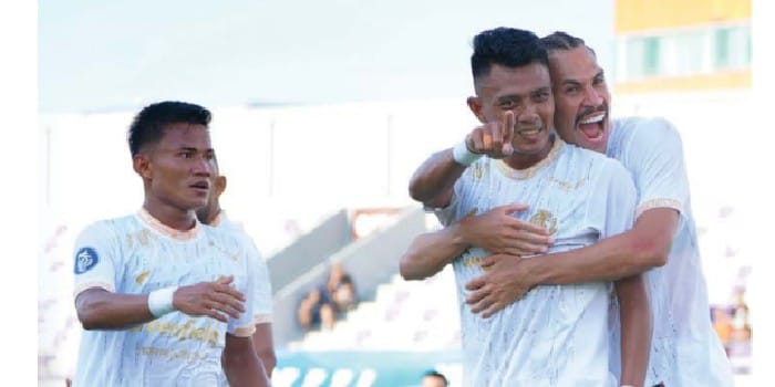 HARUS JAGA KEBUGARAN: Pablo Oliveira (kanan) dan Dedik Setiawan merayakan gol pertama ke gawang Persita Tangerang dalam laga pekan ke-29, Minggu lalu (20/4).